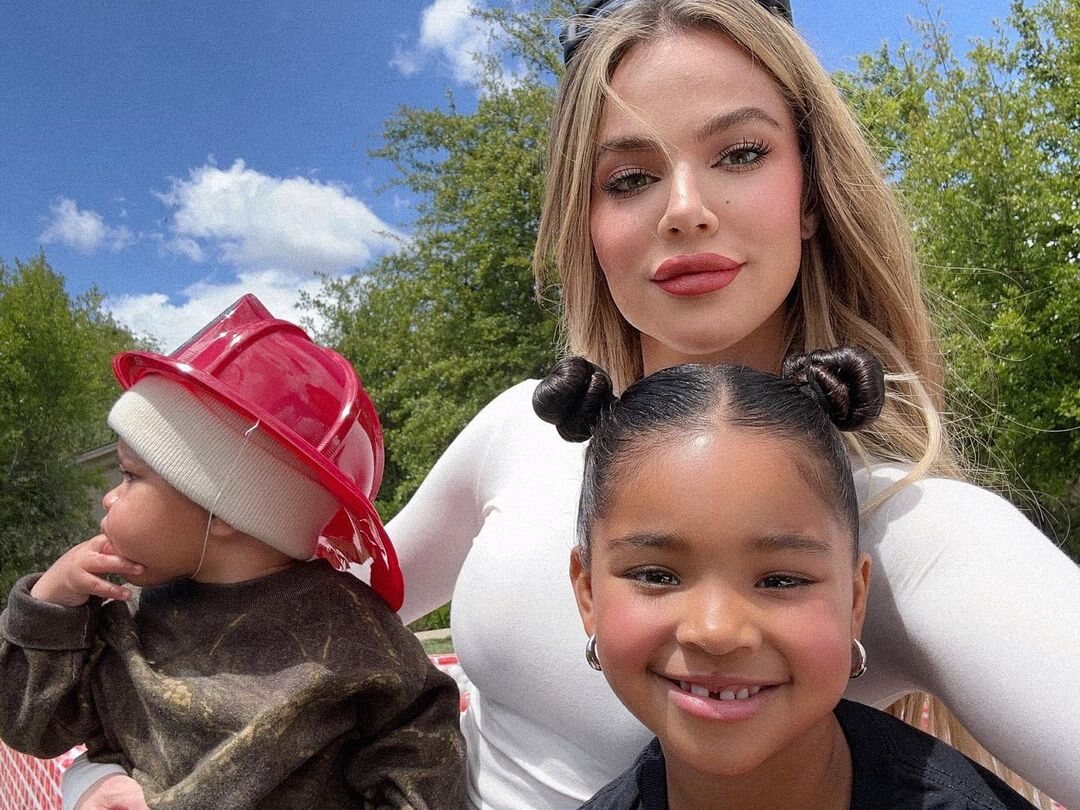 Khloé Kardashian con sus dos hijos, True y Tatum | Foto: Instagram