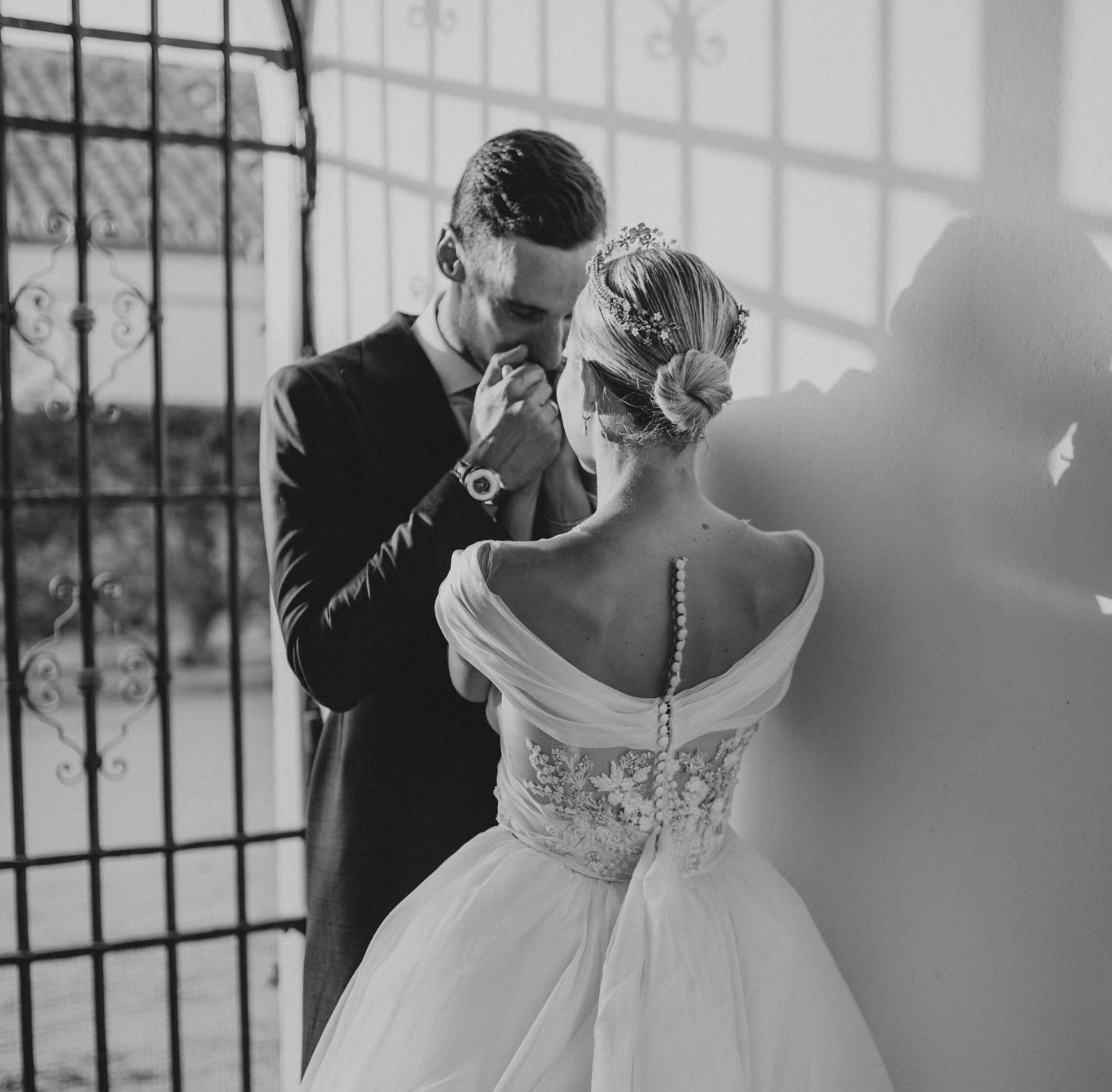 Sergio Rico y Alba Silva en una romántica foto del día de su boda/ Foto: Instagram