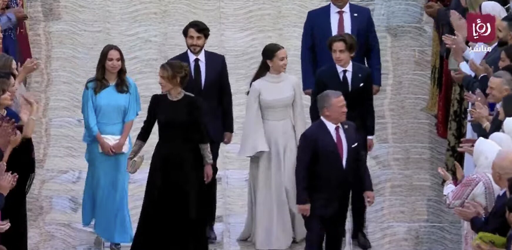Los Reyes de Jordania y sus hijos en la recepción nupcial de Hussein y Rajwa