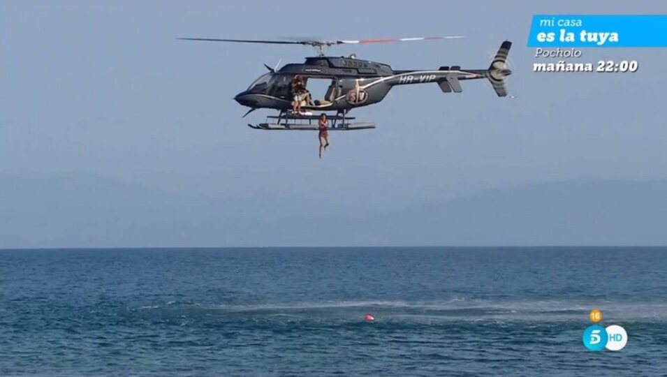 Alexia Rivas salta del helicóptero de 'SV 2023'. Foto: Telecinco.