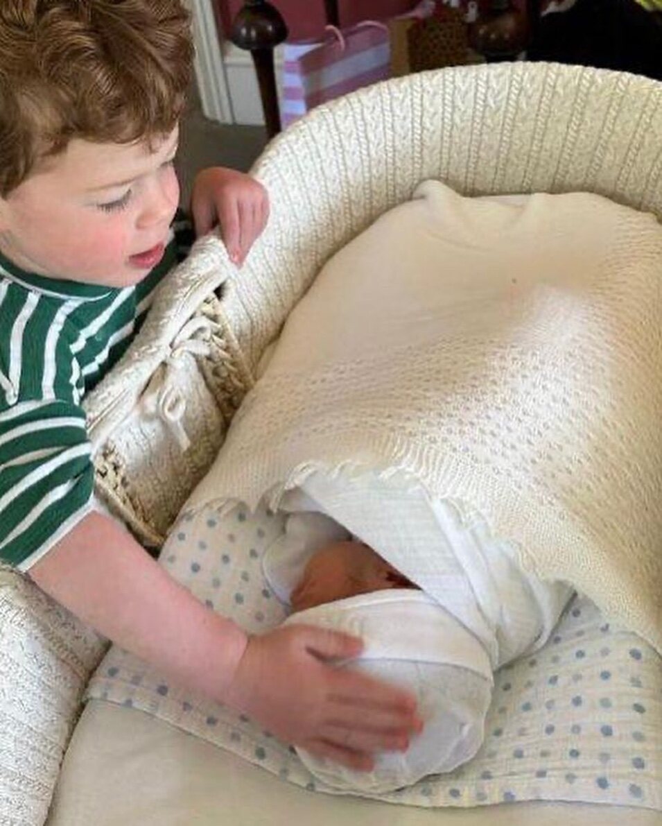 August con su hermano recién nacido | Instagram