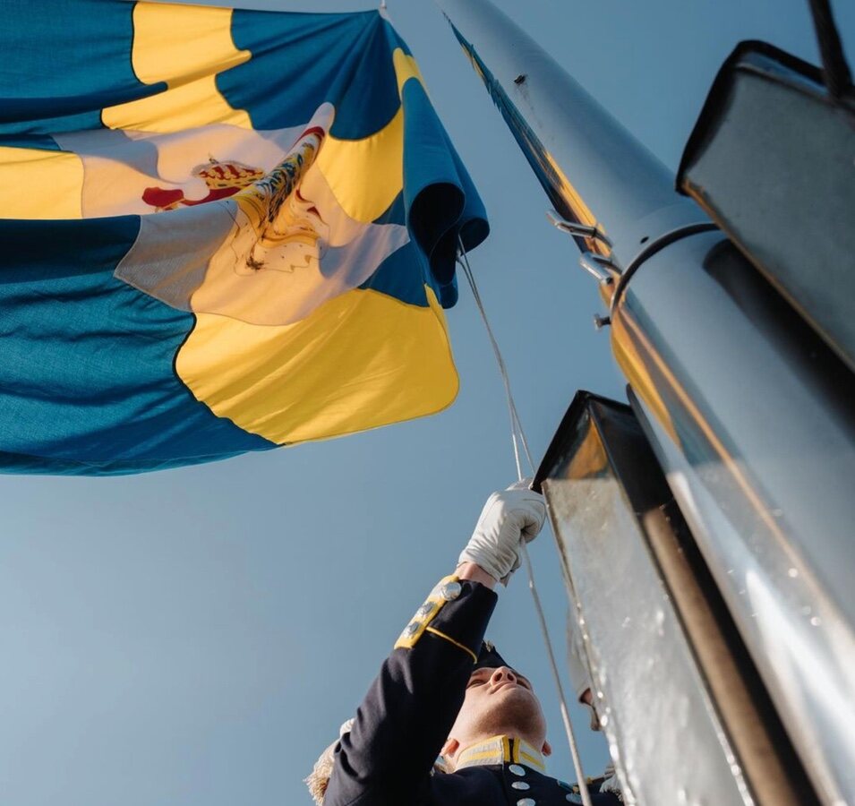 Izado de bandera por el Día Nacional de Suecia