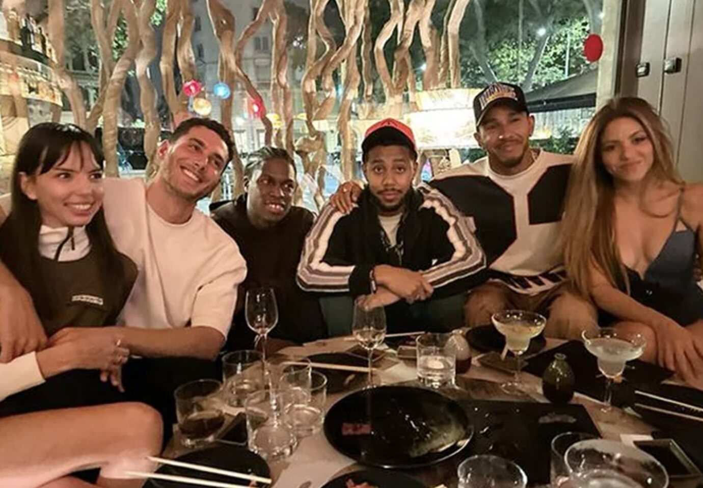 Shakira y Lewis Hamilton con unos amigos en Barcelona/ Foto: Instagram