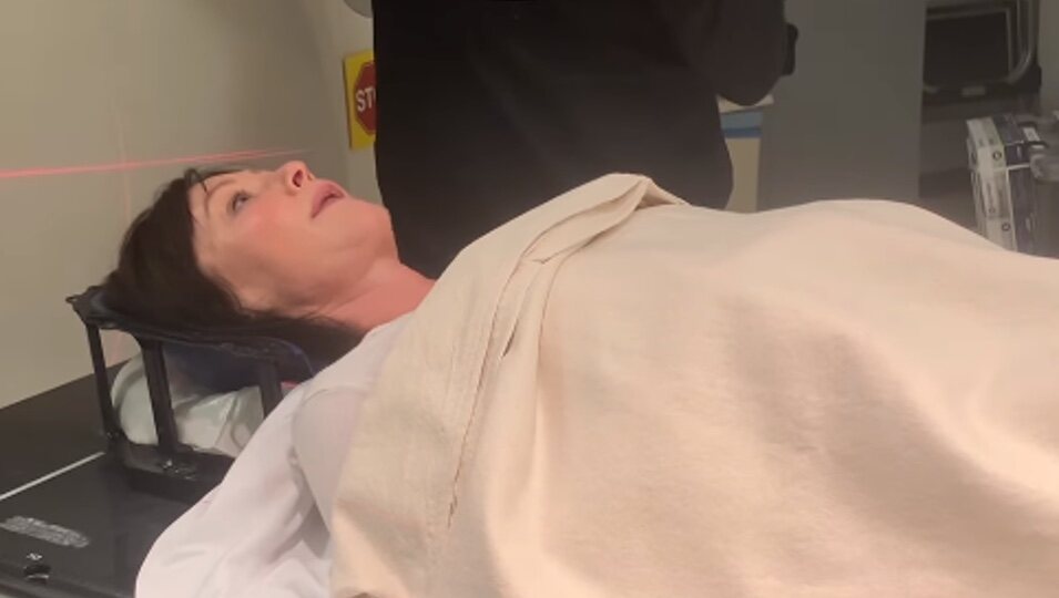 Shannen Doherty en su primera sesión de radioterapia contra la metástasis / Foto: Instagram