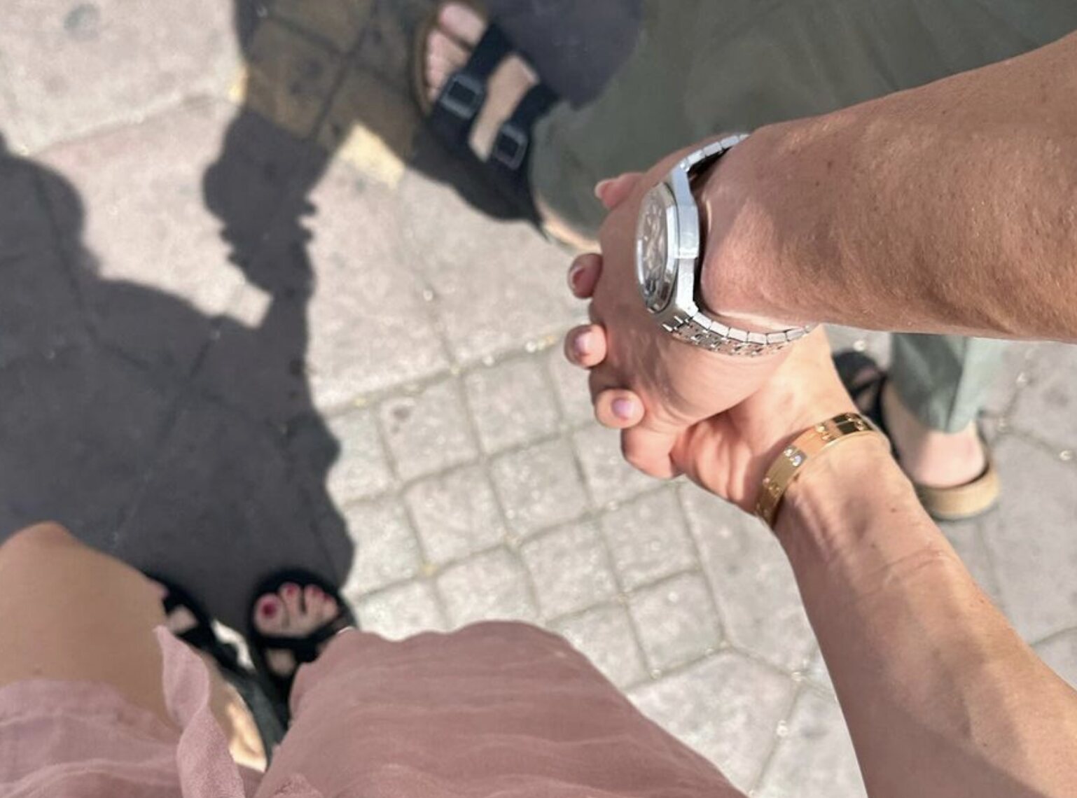 Carla Barber agarrada de la mano de Carlos Rubí/ Foto: Instagram