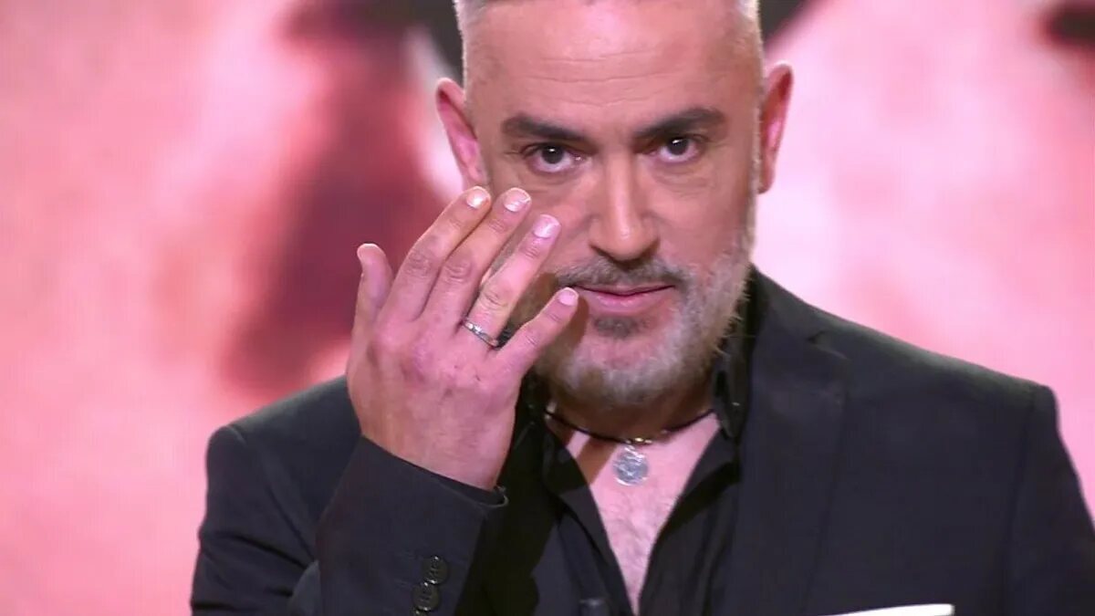 Kiko Hernández muestra el anillo de compromiso | Foto: telecinco.es