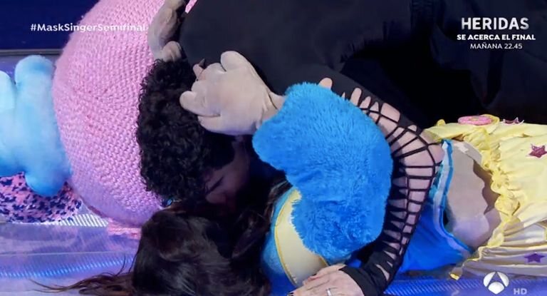 Dulceida y Javier Ambrossi besándose en 'Mask Singer'/ Foto: Antena 3