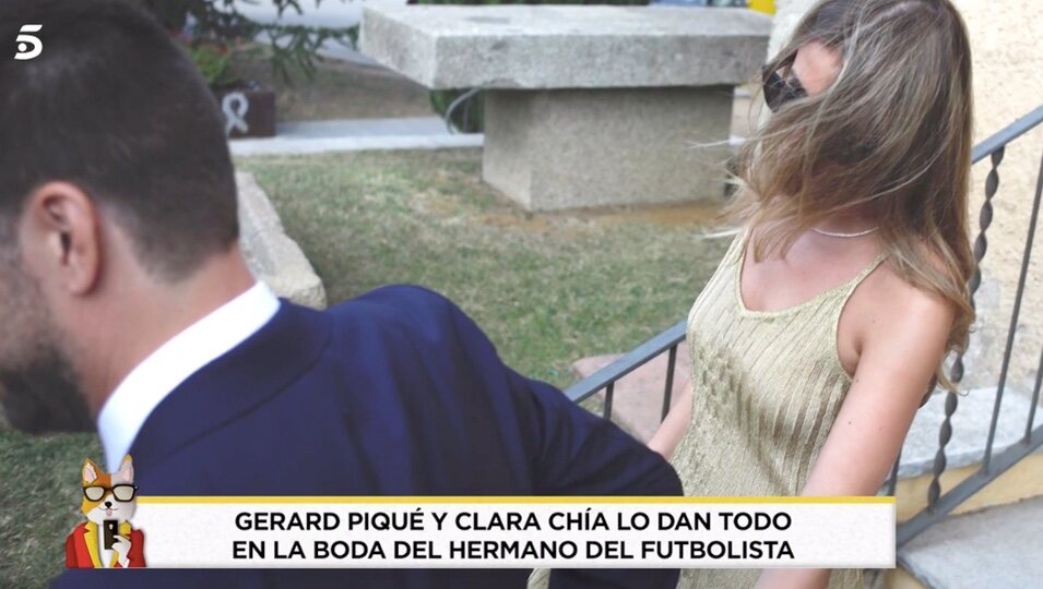 Piqué y Clara Chía saliendo de la boda | Foto: telecinco.es