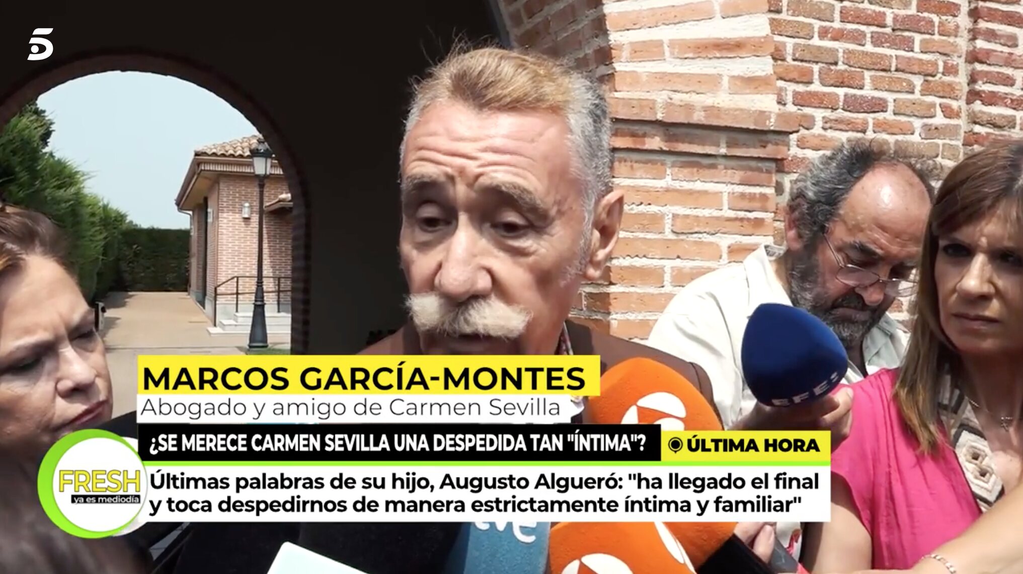 Marcos García-Montes a las puertas del tanatorio de Carmen Sevilla | Foto: Telecinco.es
