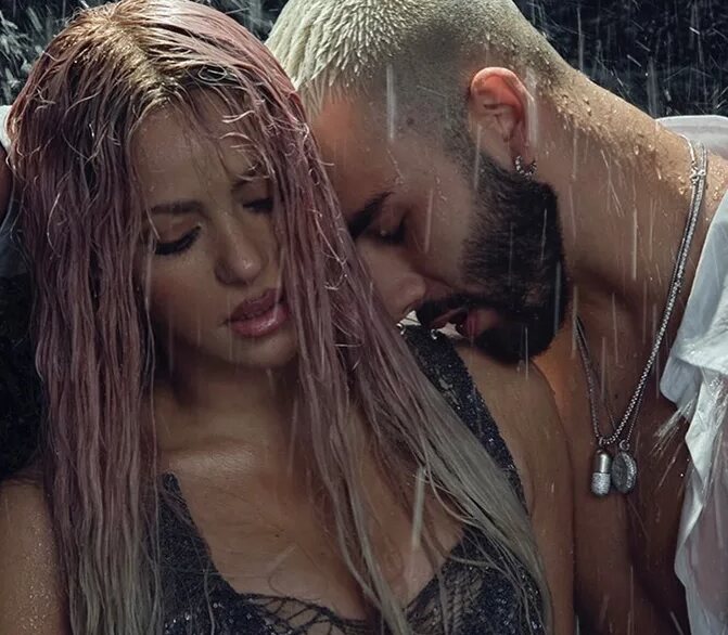 Shakira con Manuel Turizo en el videoclip de 'Copa vacía'