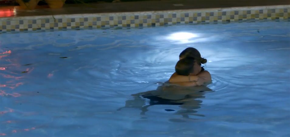 Cristina Porta y Álex Zacharías, muy cariñosos en la piscina en '¡Vaya vacaciones!'