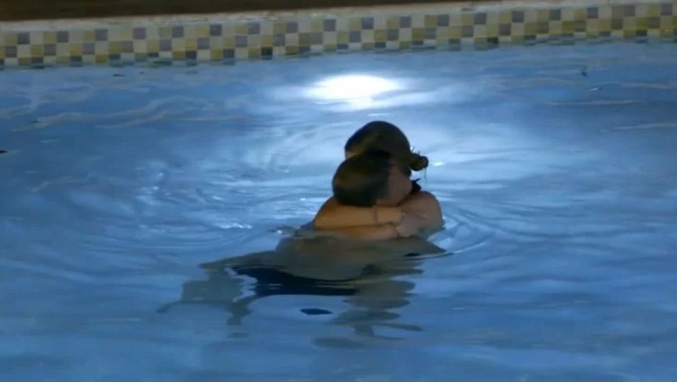 Cristina Porta y Álex Zacharías, abrazados en la piscina en '¡Vaya vacaciones!' | Foto: Telecinco.es</p><p>