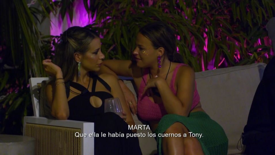 Cristina Porta y Marta Peñate hablando en '¡Vaya Vacaciones!' | Foto: Telecinco.es