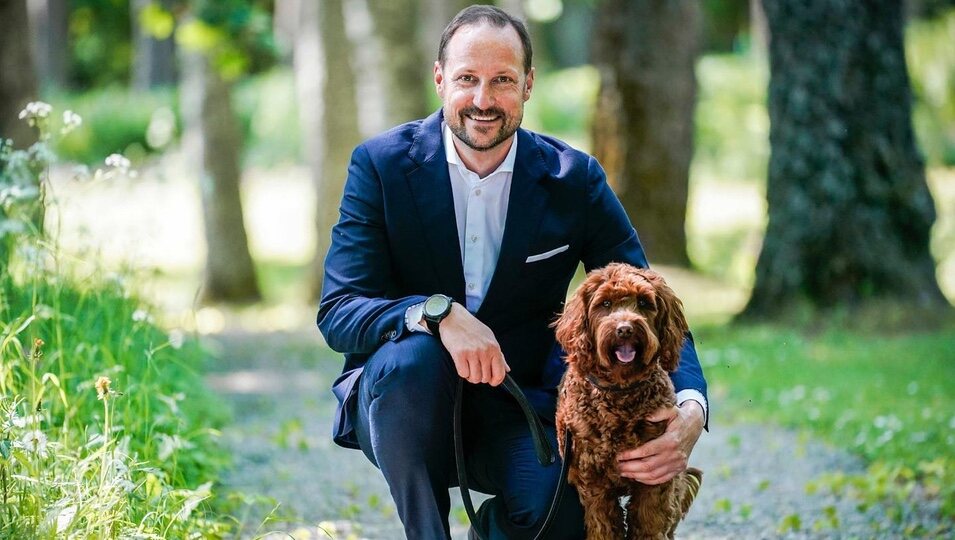 Haakon de Noruega con su perro en un posado por su 50 cumpleaños