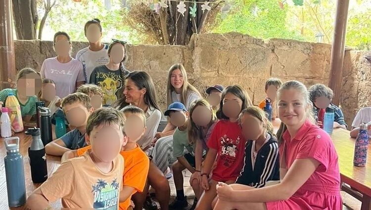 La Princesa Leonor y la Infanta Sofía disfrutan junto a los niños de la granja escuela | Foto: Instagram
