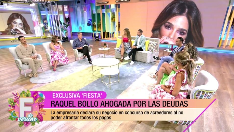 Colaboradores de 'Fiesta' hablando de la deuda de Raquel Bollo | Foto: Telecinco.es