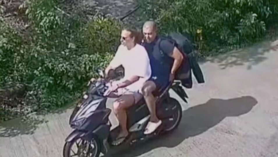 Daniel Sancho con Edwin en la moto | Foto: telecinco.es
