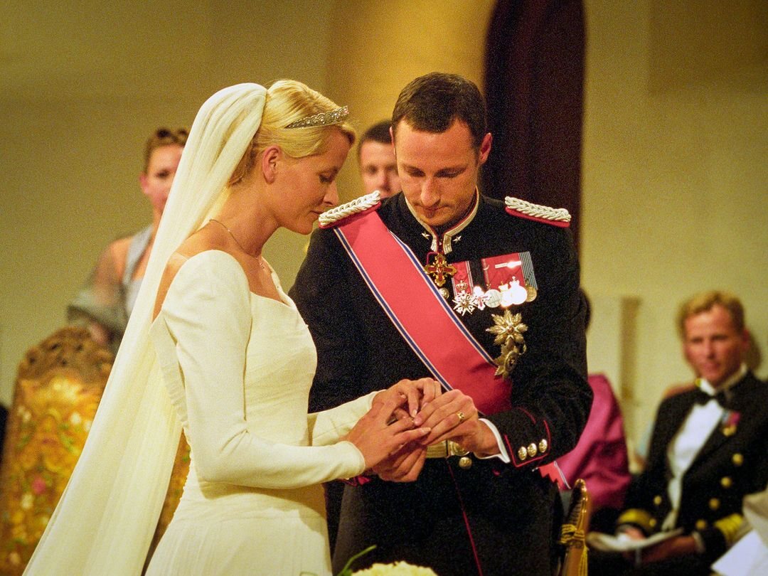 Haakon y Mette-Marit de Noruega el día de su boda en 2001 | Foto: La Corte Real y NTB