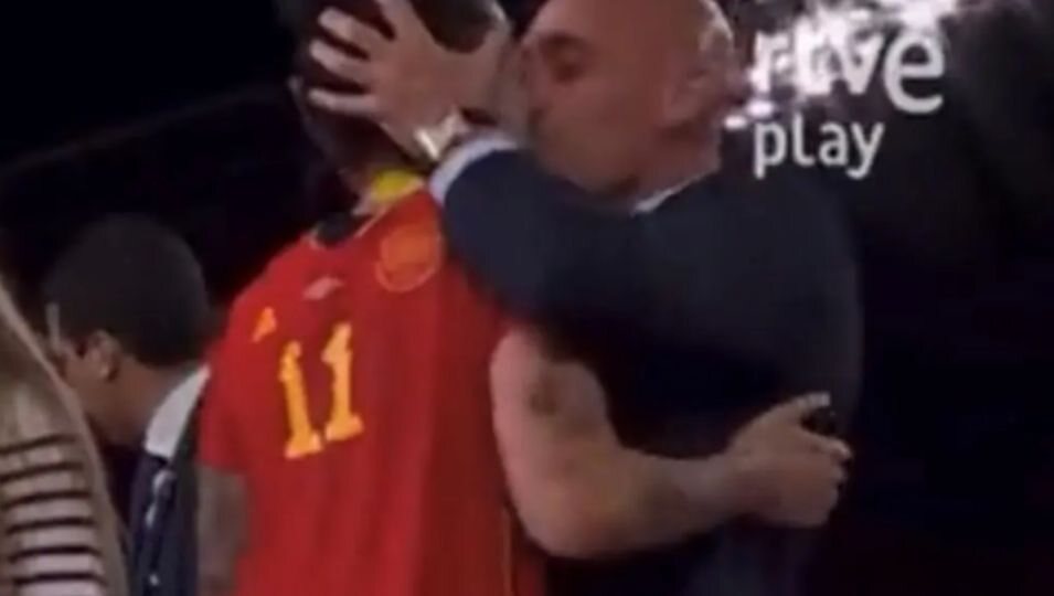 El beso entre Luis Rubiales y Jennifer Hermoso en la final del Mundial | Foto: RTVE Play