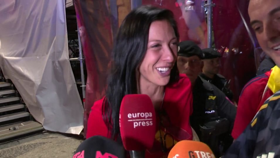 Jenni Hermoso hablando con la prensa en su llegada a España