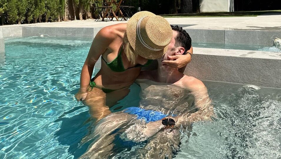 Sergio Rico y Alba Silva en la piscina | Instagram