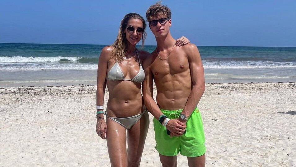 Mónica Pont con su hijo en la playa | Instagram