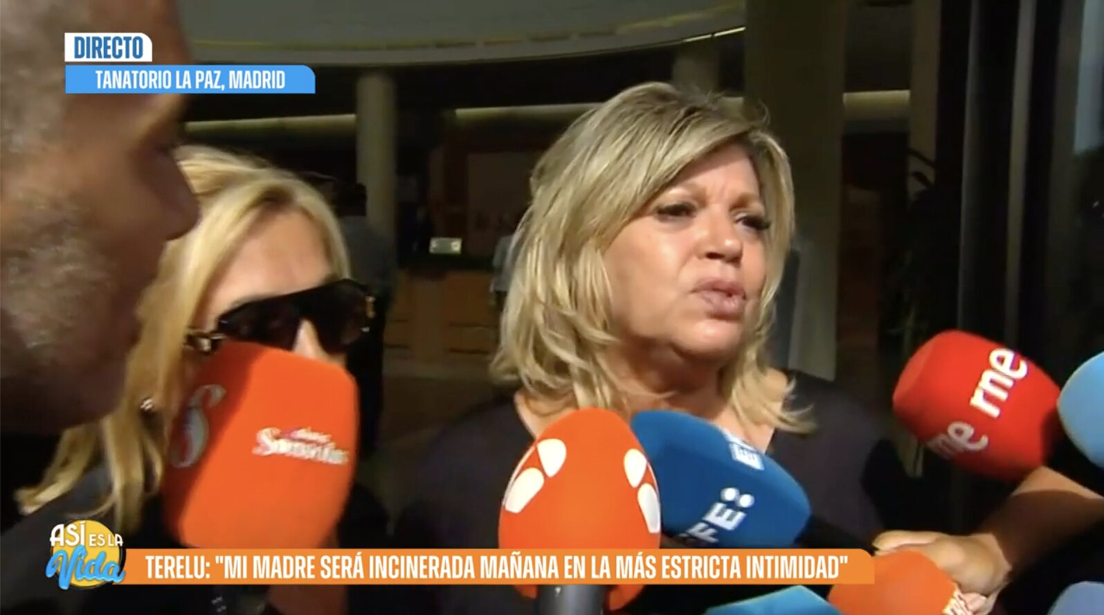 Terelu Campos y Carmen Borrego atendieron a los medios en el tanatorio | Foto: Telecinco.es
