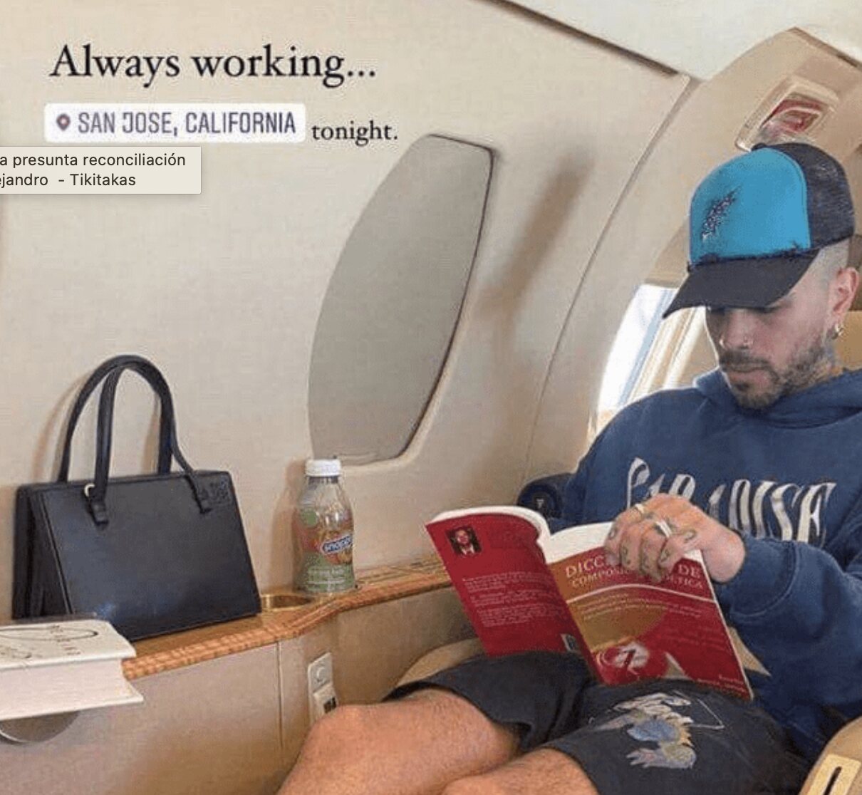 Rauw Alejandro leyendo un libro en un viaje en avión/ Foto: Instagram