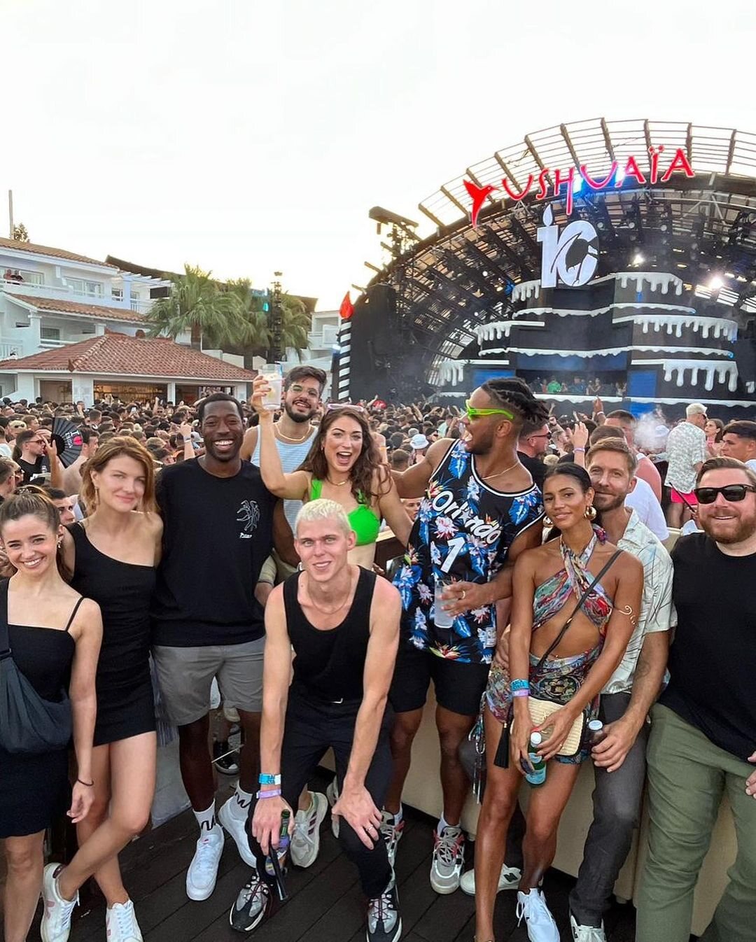 Clavin Harris y Vick Hope con amigos de vacaciones en Ibiza este 2023 | Foto: Instagram