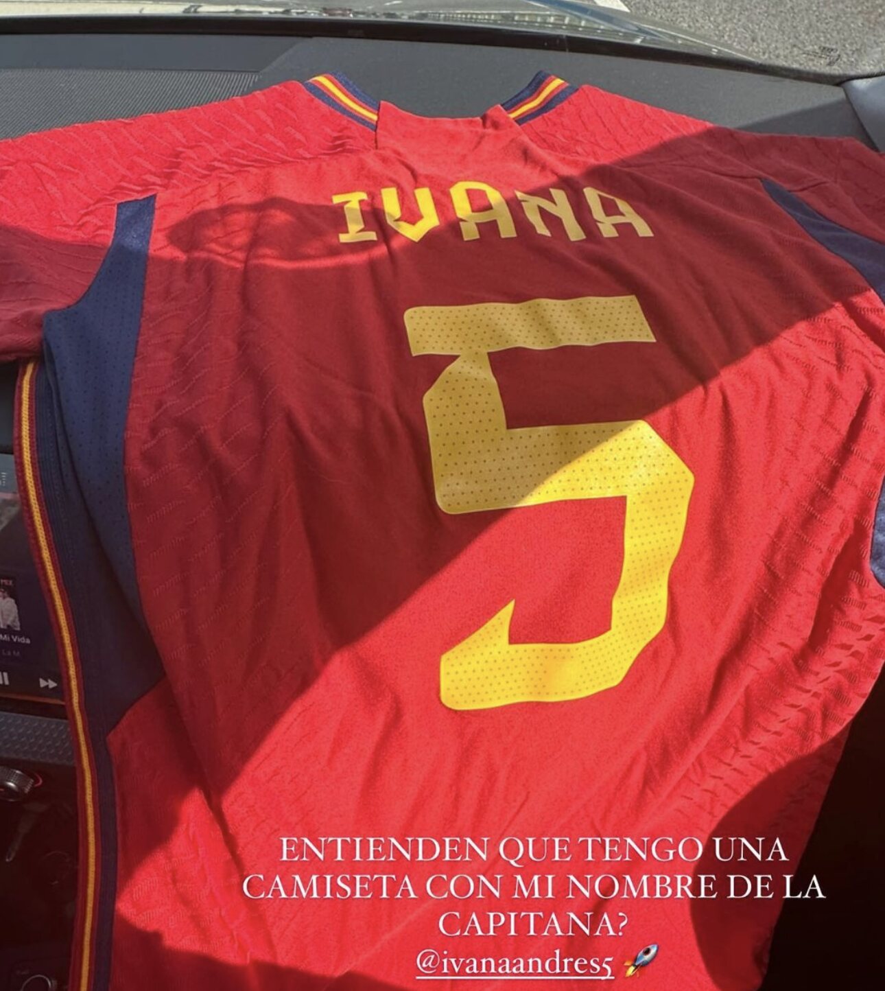 Ivana Icardi enseña su camiseta firmada por Ivana Andrés/ Foto: Instagram