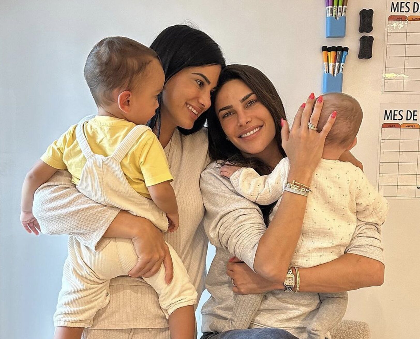 Carla Barber con sus hijos y su hermana/ Foto: Instagram