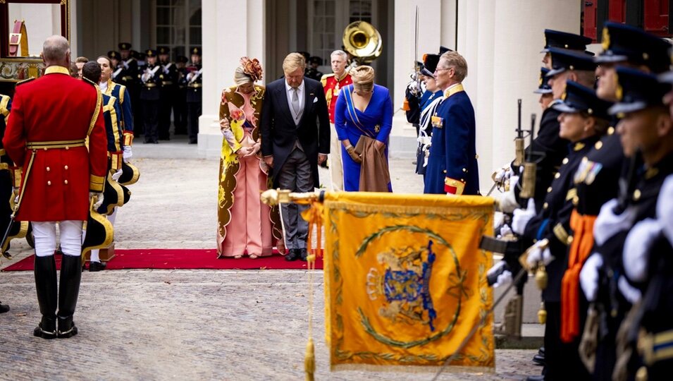 Los Reyes Guillermo Alejandro y Máxima y la Princesa Amalia de Holanda saludando al Estandarte de la Infantería de Marina en el Prinsjesdag 2023 | Foto: ANP/Casa Real Neerlandesa