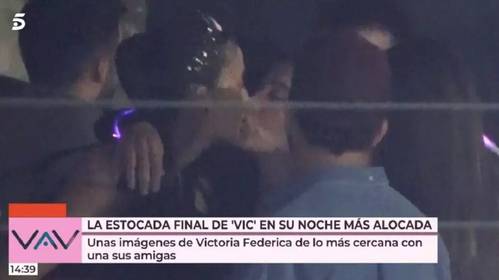 Victoria Federica besándose con Marta Díaz/ Foto: telecinco.es