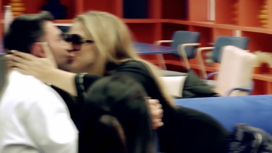 Susana y Zeus se dan un beso después de que le cante | Foto: telecinco.es