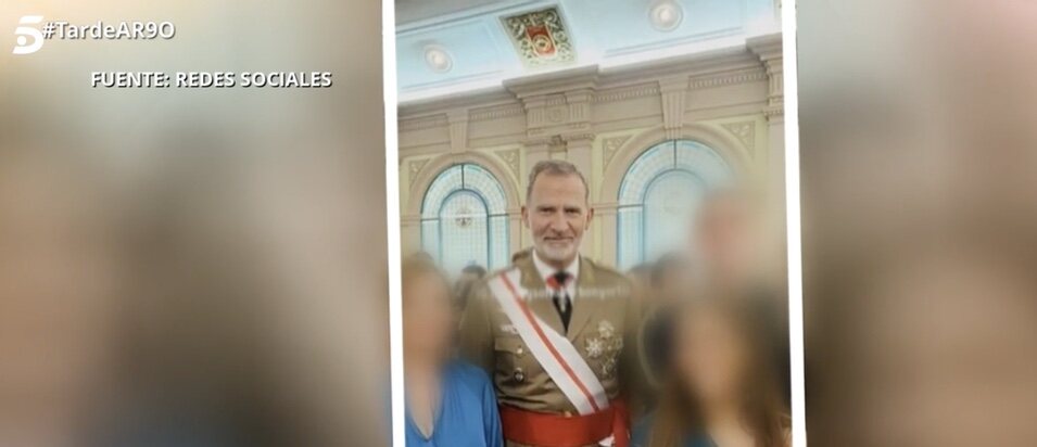 El Rey Felipe VI con cadetes y familiares tras la Jura de Bandera