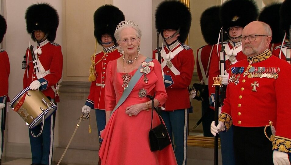 La Reina Margarita de Dinamarca luce su tiara durante el 18 cumpleaños del Príncipe Christian | Foto: DR1