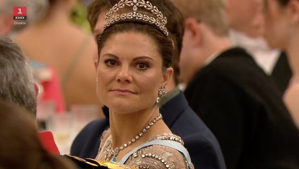 La Princesa Victoria de Suecia ha lucido la Tiara de laurel para la cena de gala | Foto: DR1