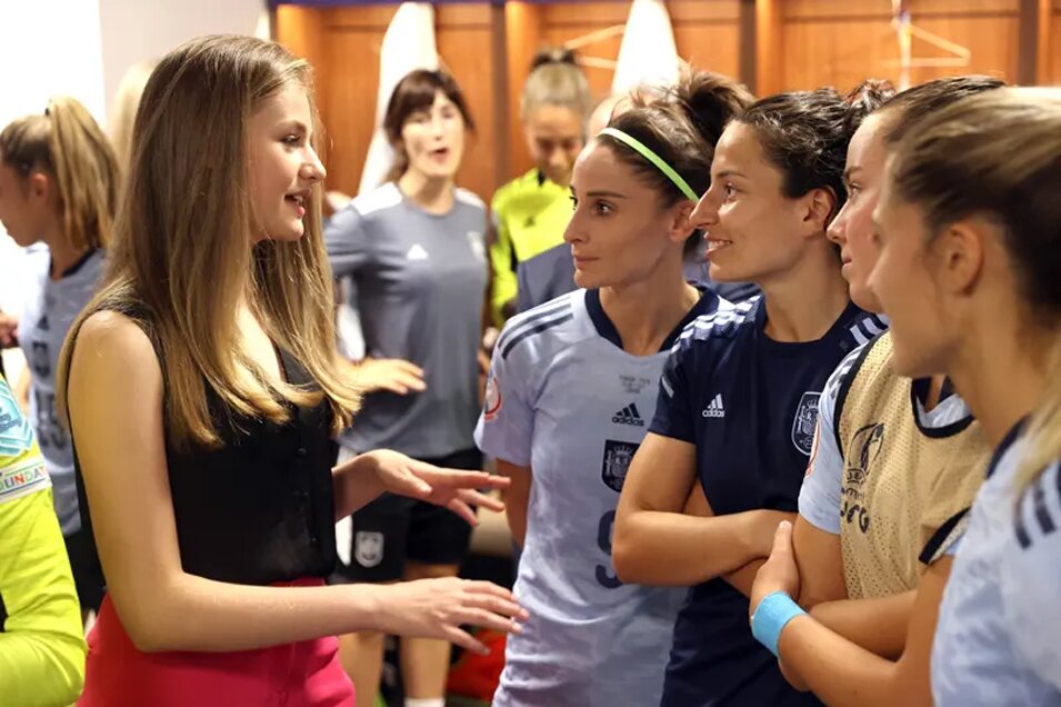 La Princesa Leonor con las jugadoras de la selección española en la UEFA Women's Euro England 2022