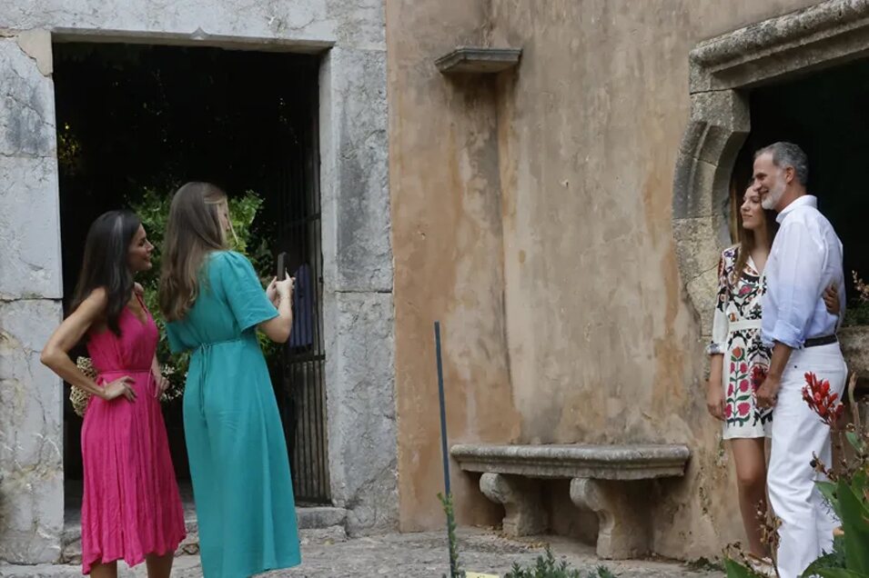 La Princesa Leonor hace una foto a Felipe VI y la Infanta Sofía en los Jardines de Alfabia de Mallorca en verano de 2023 | Foto: Casa de SM el Rey