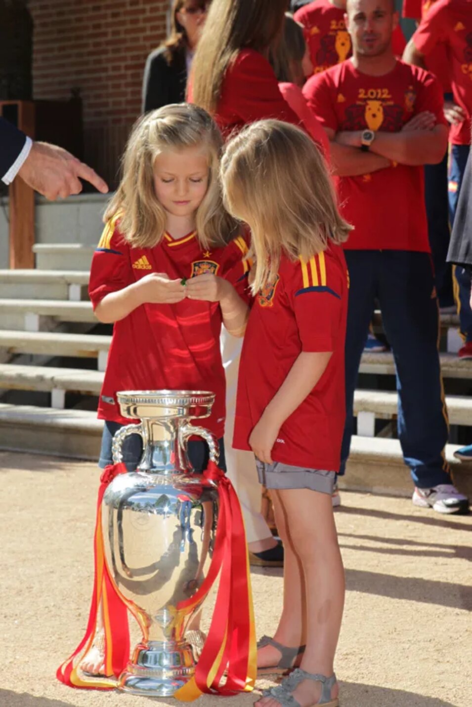 Leonor y Sofía con la Eurocopa 2012 que ganó España