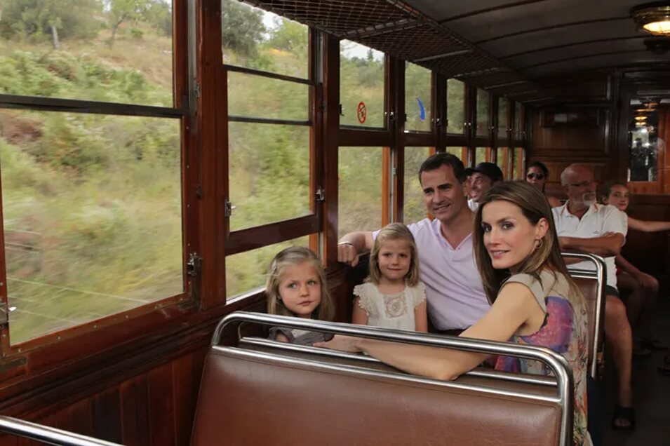 Felipe y Letizia y sus hijas en el tren de Sóller en el verano de 2012