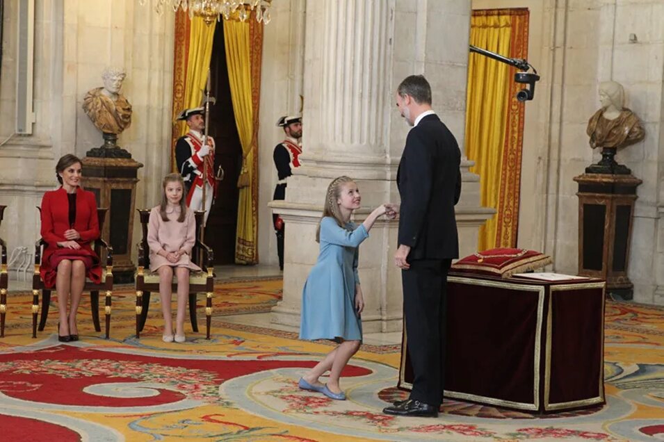 La Princesa Leonor hace la reverencia a Felipe VI en la entrega del Toisón de Oro a Doña Leonor