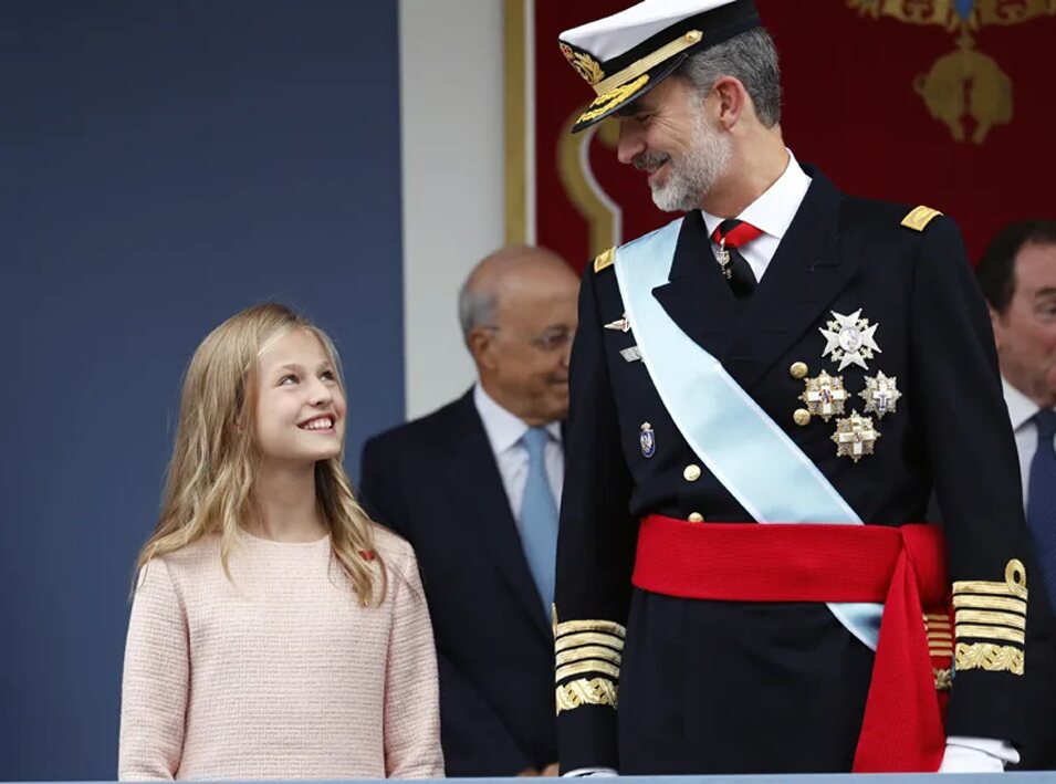 Felipe VI y la Princesa de Asturias se sonríen en el Día de la Hispanidad 2019