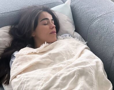 Violeta Mangriñán, enferma en el sofá de su casa/ Foto: Instagram