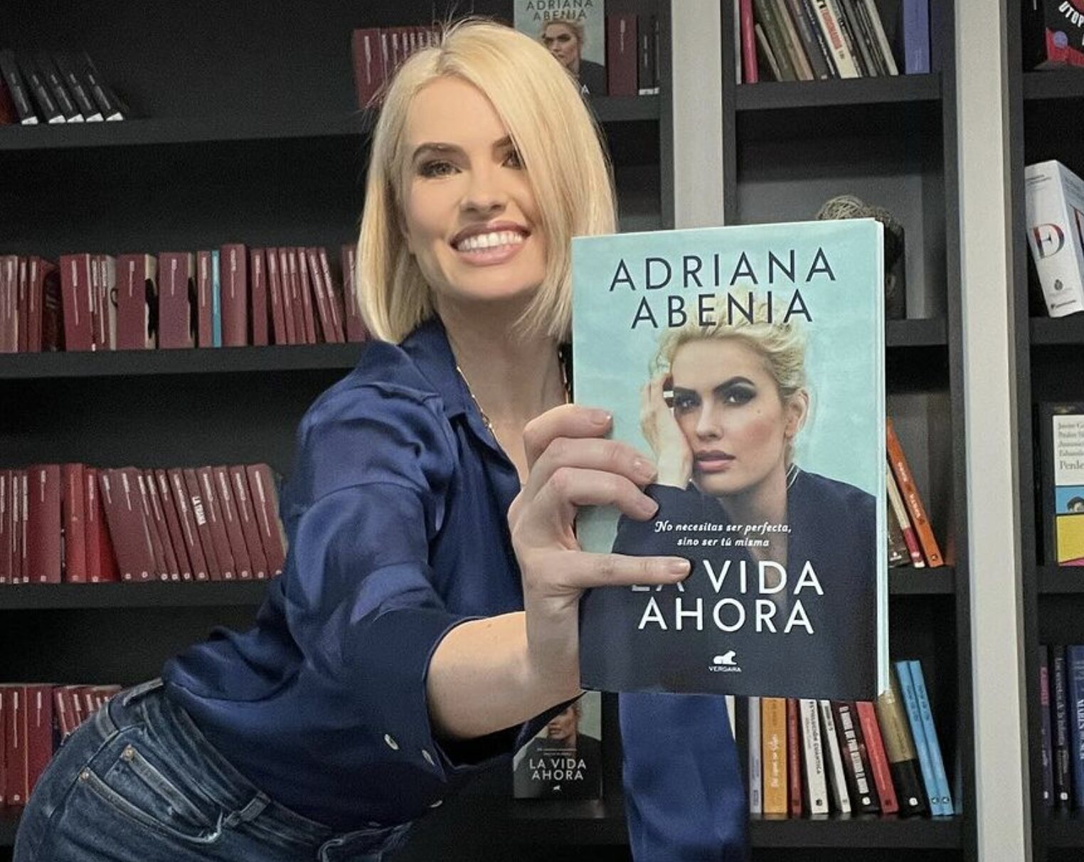Adriana Abenia con su libro/ Foto: Instagram
