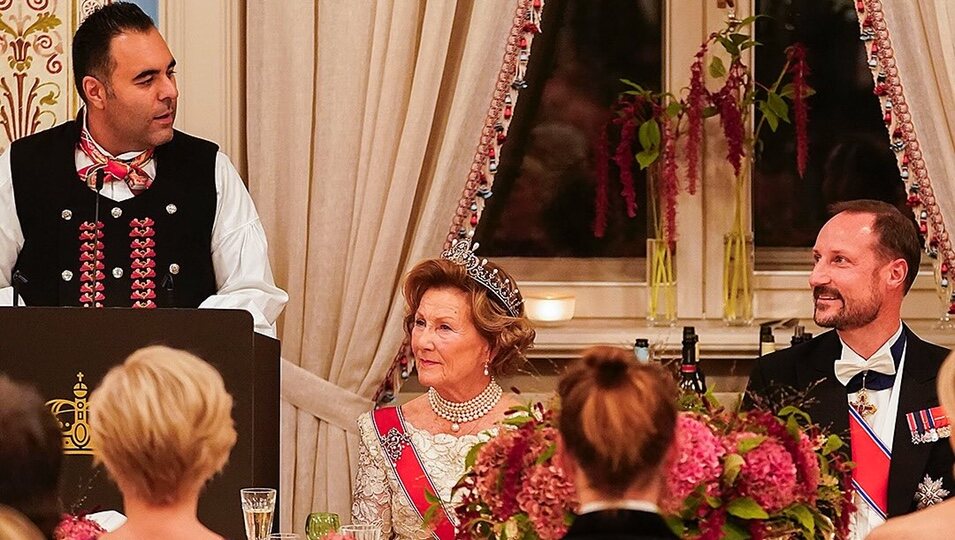 Sonia de Noruega y el Príncipe Haakon escuchan al Presidente del Storting
