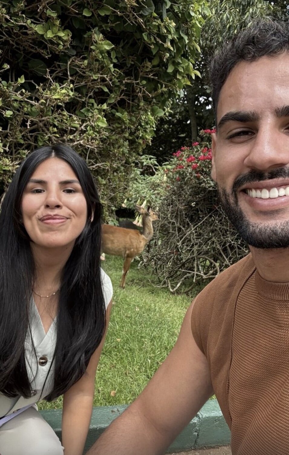 Isa y Asraf con un ciervo | Instagram