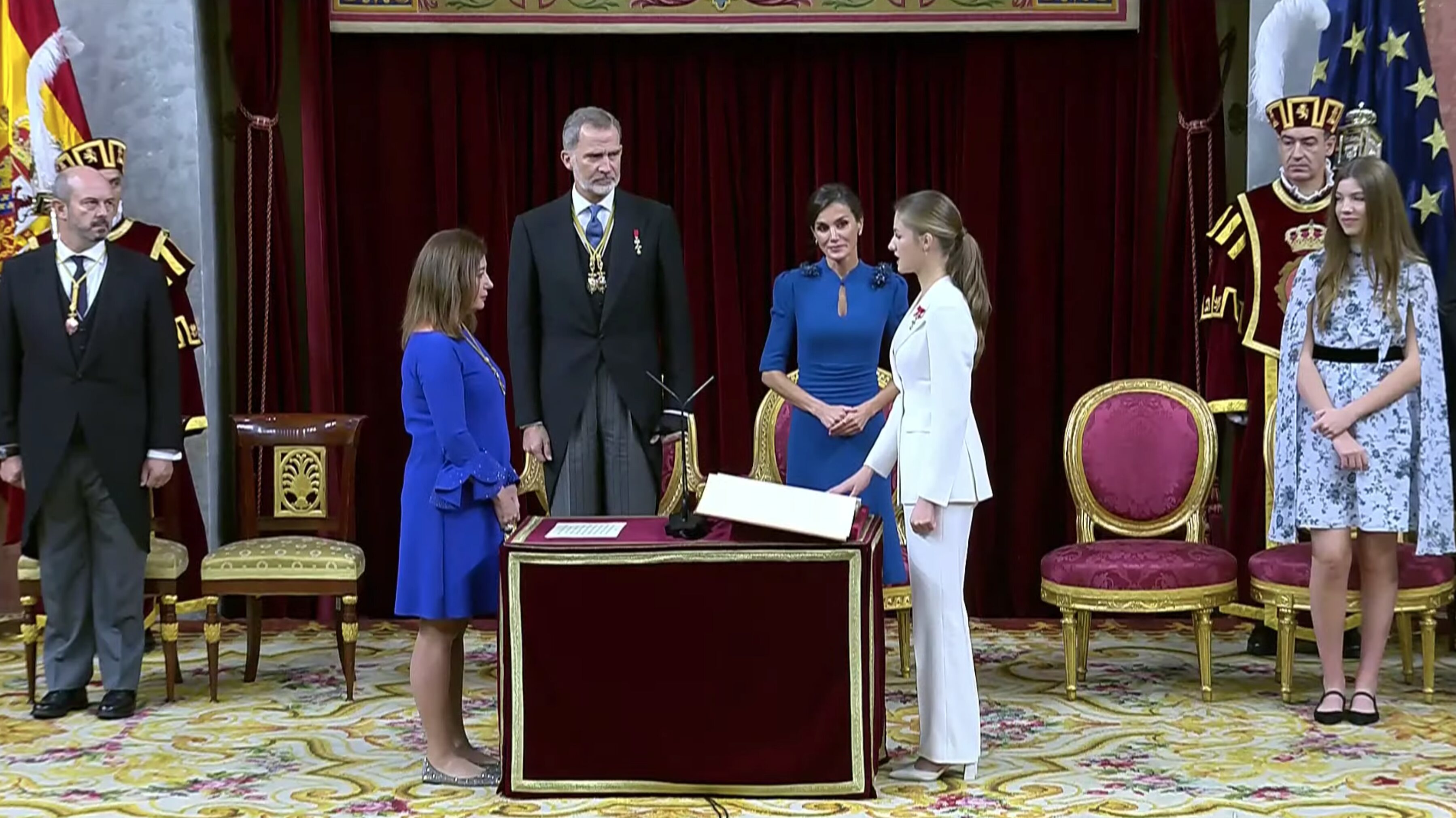 Los Reyes y la Infanta Sofía observan a la Princesa Leonor en el momento de su Juramento