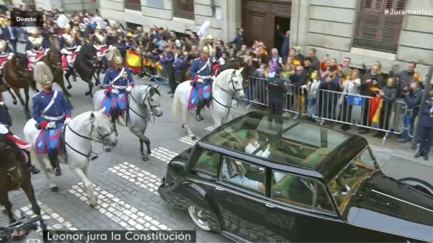 La Princesa Leonor y la Infanta Sofía subiendo la Calle Mayor de Madrid