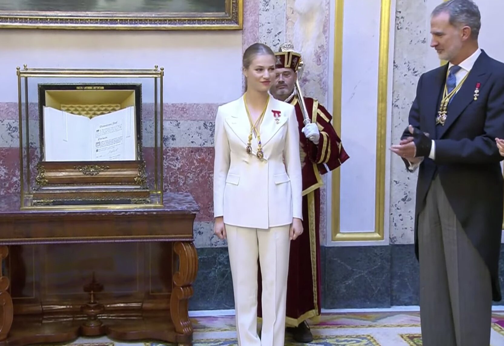 La Princesa de Asturias con las Medallas del Congreso y el Senado